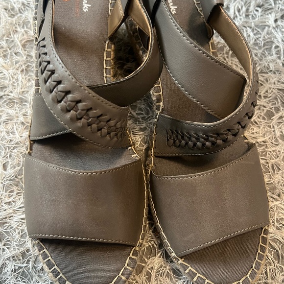 Women’s Clarks Unstructured Olive Leather Strappy Sandals Wedges Size 10 M - Picture 6 of 7